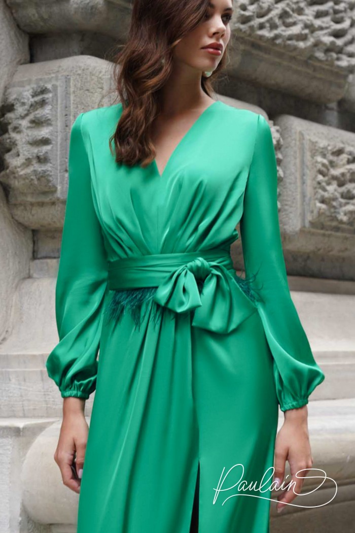 Яркое вечернее платье зеленого цвета с элементом боа и длинным рукавом - БРИОНИ | Paulain