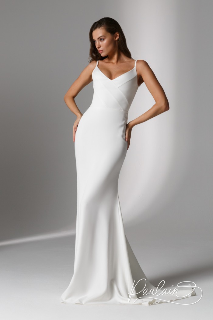 Длинное силуэтное белое платье с глубоким вырезом на бретелях со шлейфом - ДАНА со шлейфом | Paulain