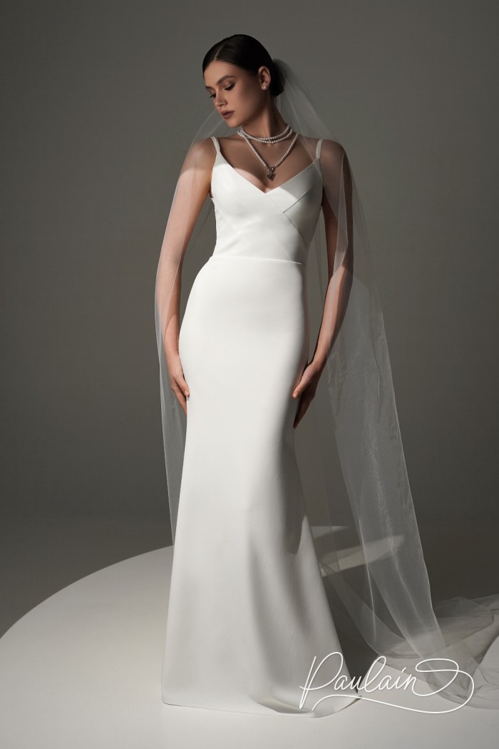 Силуэтное свадебное платье с глубоким вырезом на бретелях - ДАНА | Paulain