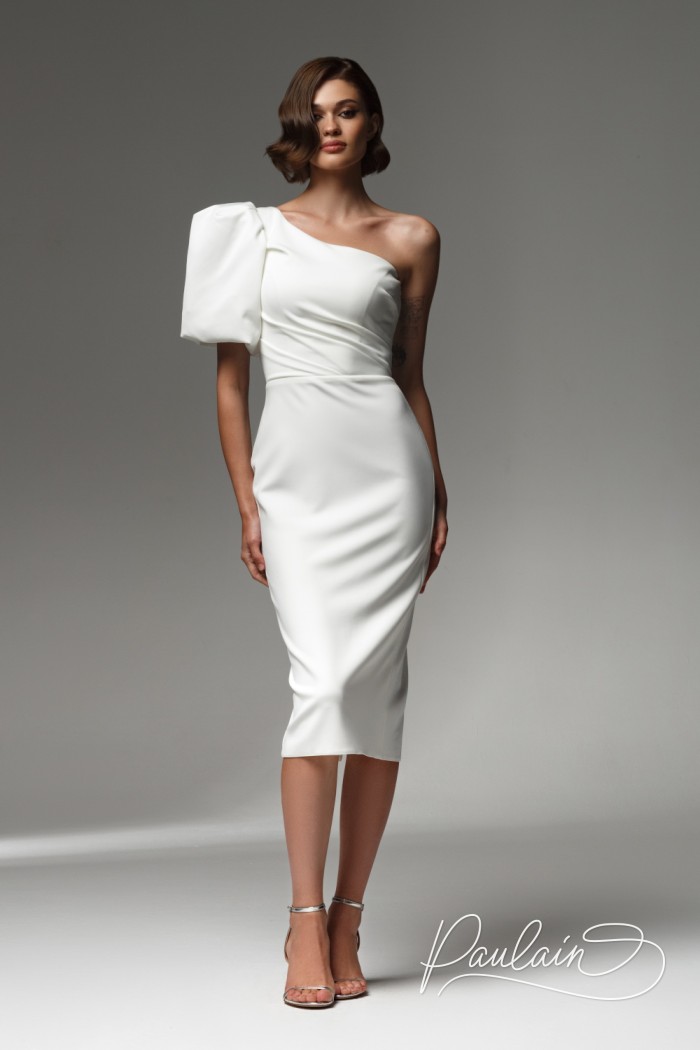 Коктейльное платье белого цвета с ассиметричным рукавом длины миди - ДИЛАН | Paulain