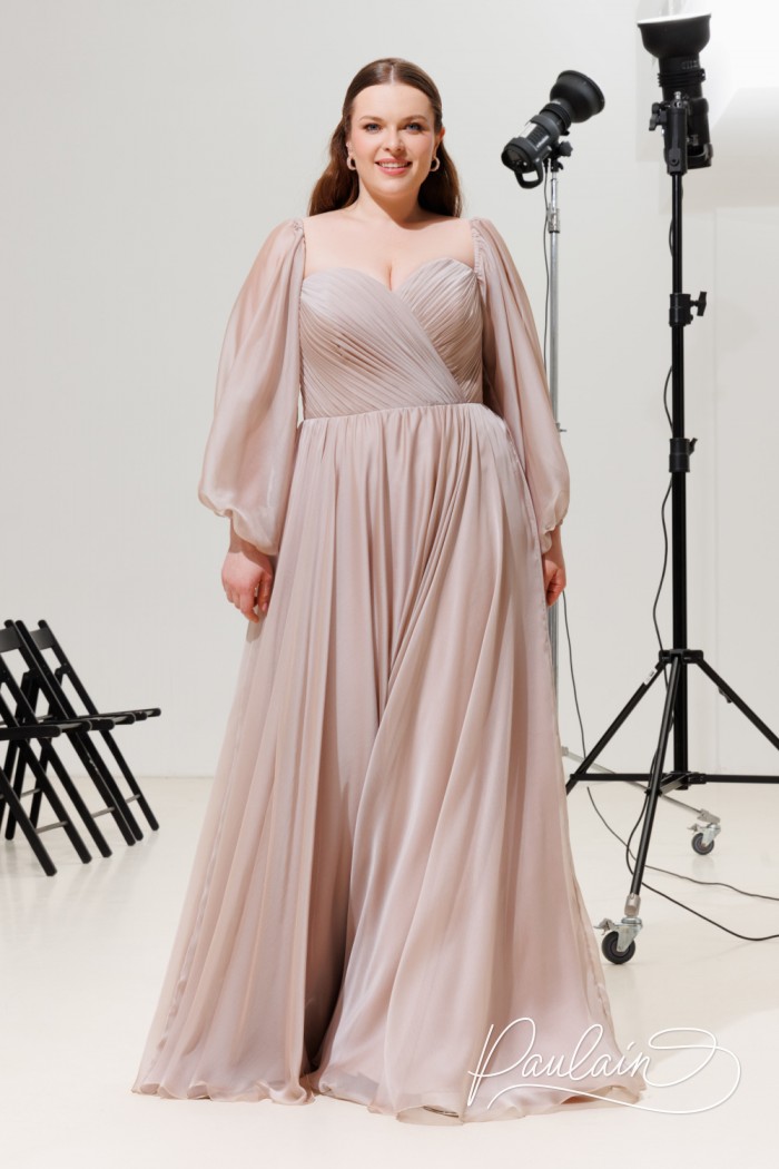 Вечернее легкое платье светлого бежевого оттенка со спущенным рукавом  - ХОУП | Paulain