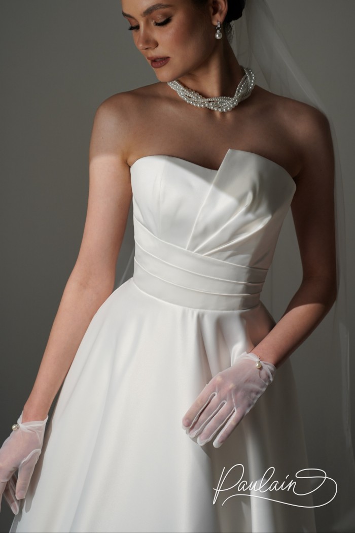 Атласное свадебное платье на корсете А-силуэта с открытыми плечами и карманами - ИМАН | Paulain