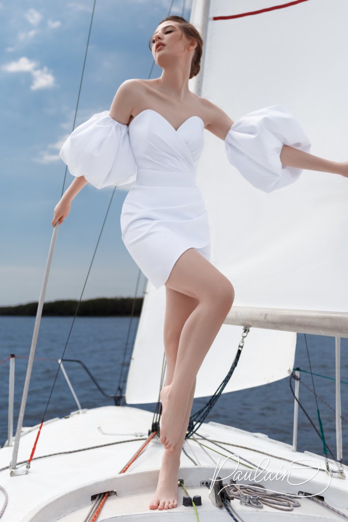 Короткое белое платье в стиле минимализм со съемными объемными рукавами - АЛИША | Paulain