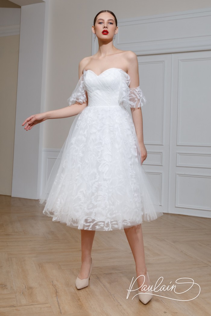 Блестящее нежное белое платье миди длины со спущенным рукавом - БЕККА | Paulain