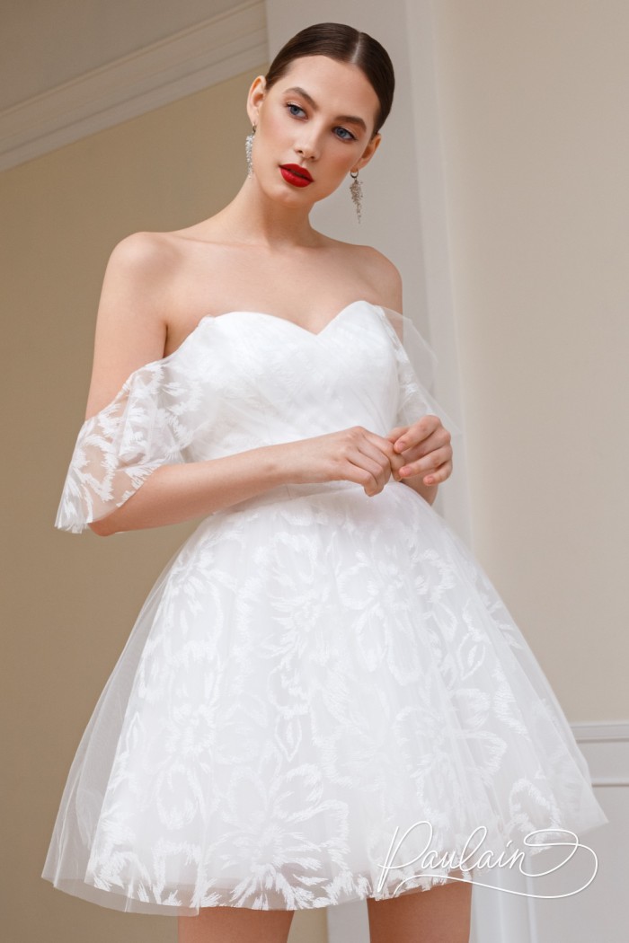 Белое блестящее платье с пышной короткой юбкой и спущенным рукавом - БЕККА | Paulain