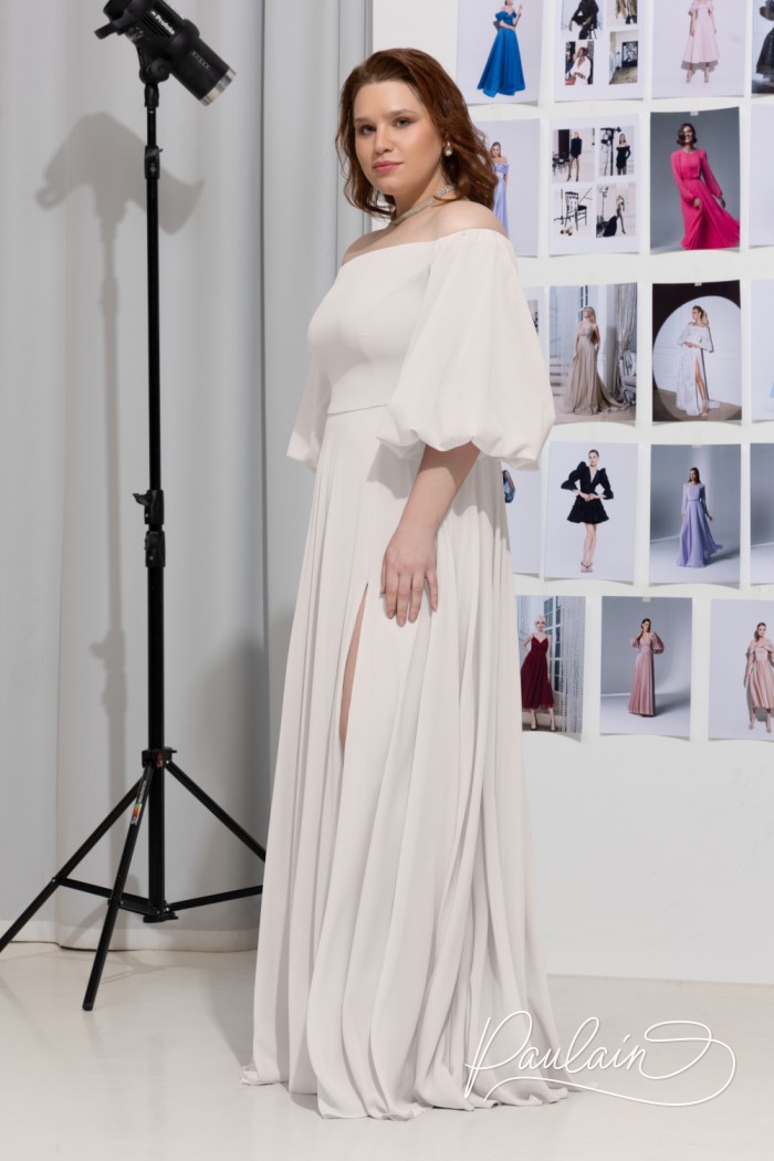 Длинное платье белого цвета с разрезом по ноге и открытыми плечами - ПИОНА Макси | Paulain