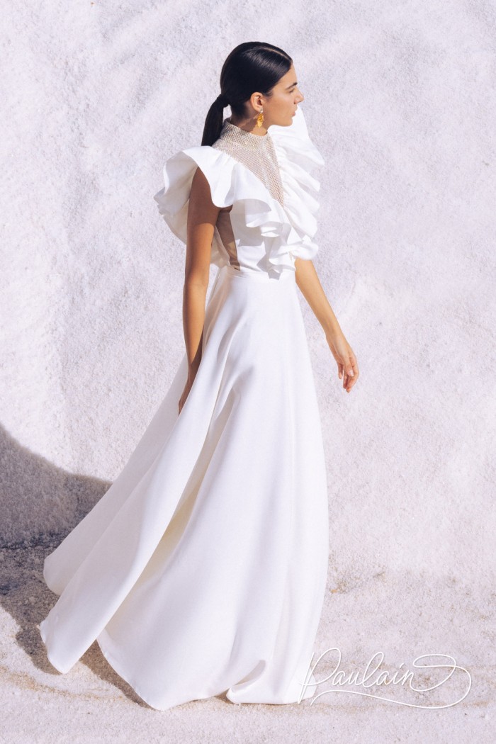 Белое платье в пол с высоким разрезом по ноге и стразовым декором между рукавами-крыльями - ЮПИТЕР | Paulain